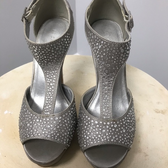 Size 6 Silver Le Chateau Heels - Picture 4 of 4